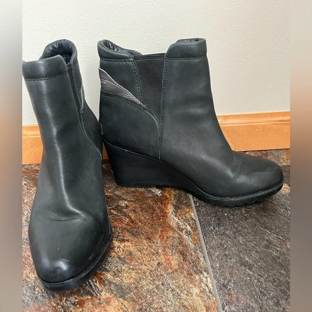 Women’s Sorel leather After Hours Chelsea pull on black wedge bootie. Size 10